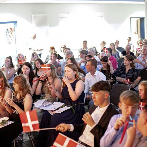 Alle sydslesvigske elever, der afslutter en uddannelse på en dansk skole, har i år modtaget et gavekort på 5.000 kr. til et højskoleophold i Sønderjylland.  På billedet ses 9. og 10. klasserne ved dimissionen på Læk Danske Skole i 2019.