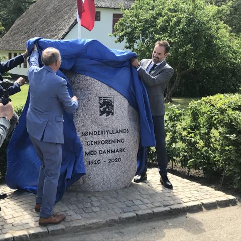 Borgmester Jacob Bundsgaard (S) (til højre) afslørede torsdag den nye genforeningsmindesten i Mindeparken i Aarhus sammen med Rådmand For Teknik og Miljø Bünyamin Simsek (V) og Jesper Andersen, kasserer i Grænseforeningen Aarhus (forrest til venstre).