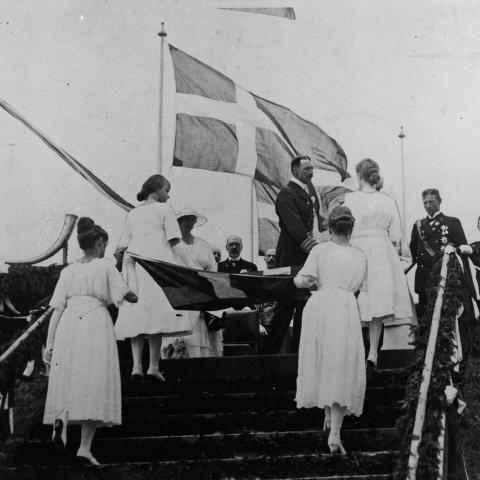Et af højdepunkterne ved genforeningsfesten på Dybbøl Banke i 1920 var overrækkelsen af et flag til kongen. Fire unge piger frembar et gammelt Dannebrog, som den 85-årige veteran Hans Thomsen fra Sundsmark overrakte kong Christian 10.