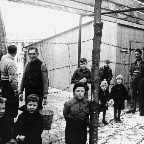 Den største lejr for tyske flygtninge var Oksbøllejren i Vestjylland. På fotoet er det flygtninge, der var indkvarteret i Gladsaxe Idrætspark. 