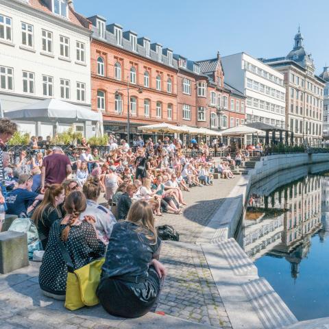 “Vi mennesker er sociale væsner, og det er et helt basalt behov for os at kunne mødes”, siger adfærdspsykolog Anders Colding-Jørgensen. Foto fra Aarhus midtby.