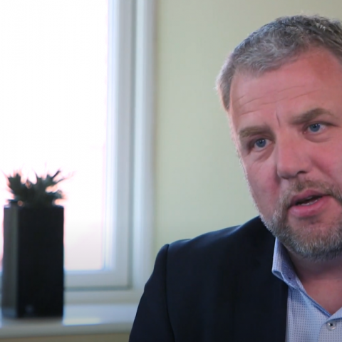 Interviewet med Axel Johnsen er optaget i det dansk-tyske mediehus i Aabenraa, hvor dagbladene Der Nordschleswiger og JydskeVestkysten har haft til huse siden 2014. Interviewet med Axel Johnsen er optaget i det dansk-tyske mediehus i Aabenraa, hvor dagbladene Der Nordschleswiger og JydskeVestkysten har haft til huse siden 2014.