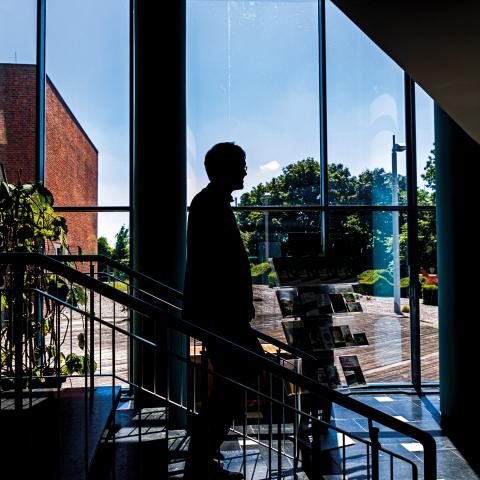 Identiteten i grænselandet er ikke pr. definition national, men giver plads til både det danske og det tyske, siger Slesvig-Holstens ministerpræsident, Daniel Günther, der er fotograferet i Statskancelliet i Kiel.