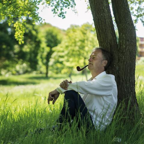 Knud Romer er debattør og forfatter til bl.a. ‘Den som blinker er bange for døden’, der også er udkommet på det tyske Insel Verlag.