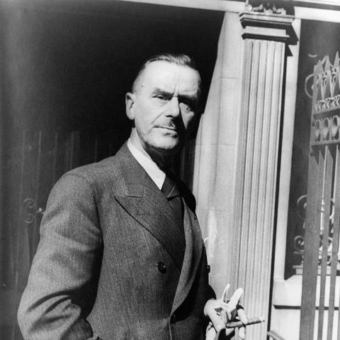 Thomas Mann (1875-1955) var født i Lübeck og regnes for en af det 20. århundredes største romanforfattere, tildelt Nobelprisen i litteratur i 1929. Han skrev bl.a. ‘Buddenbrooks’ (1901), ‘Josef og hans brødre’ (1933-43) og ‘Doktor Faustus’ (1947).