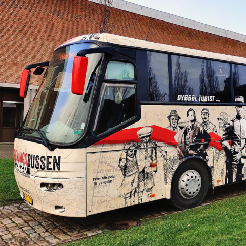 65 skoler har allerede haft besøg af Genforeningsbussen, som nu vil køre helt til jul takket være et nyt samarbejde mellem Grænseforeningen og Museum Sønderjylland. 65 skoler har allerede haft besøg af Genforeningsbussen, som nu vil køre helt til jul takket være et nyt samarbejde mellem Grænseforeningen og Museum Sønderjylland.