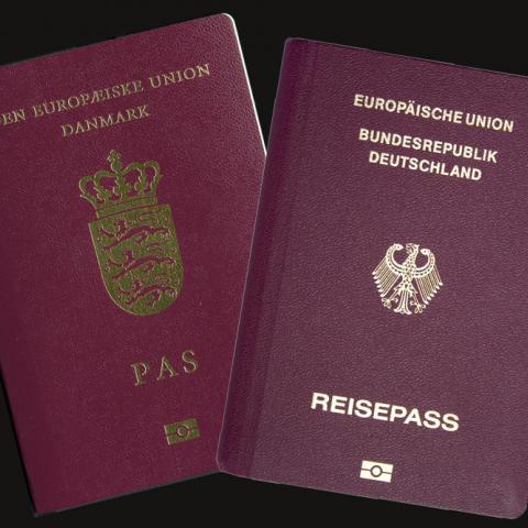 Det er nu blevet lettere for medlemmer af det danske mindretal i Sydslesvig, der er bosat i Danmark, at få dansk statsborgerskab. Det er nu blevet lettere for medlemmer af det danske mindretal i Sydslesvig, der er bosat i Danmark, at få dansk statsborgerskab.