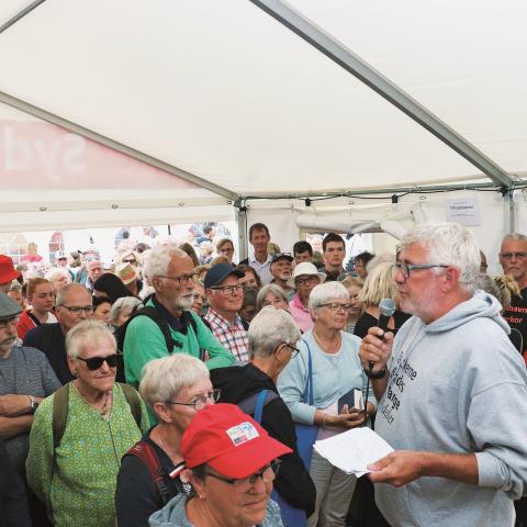 “Det er i det fysiske fællesskab, vi lærer, hvordan vi skal omgås hinanden som mennesker”, siger Carolina Magdalene Maier. Her fra Sydslesvigteltet på Folkemødet på Bornholm i 2019.