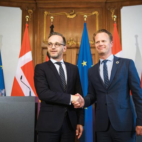 Som en af sine første embedshandlinger som udenrigsminister mødte Jeppe Kofod (S) i juli 2019 sin tyske kollega Heiko Maas (SPD) i Berlin. “Tysklands og Danmarks historie og kultur er bundet sammen på kryds og tværs af venskaber, familier, handel og samarbejde. Og ikke mindst en dyb og gensidig respekt for det tyske og danske mindretal, der trives på begge sider af vores fælles grænse”, skrev Jeppe Kofod efter mødet på Facebook. Som en af sine første embedshandlinger som udenrigsminister mødte Jeppe Kofod (S) i juli 2019 sin tyske kollega Heiko Maas (SPD) i Berlin. “Tysklands og Danmarks historie og kultur er bundet sammen på kryds og tværs af venskaber, familier, handel og samarbejde. Og ikke mindst en dyb og gensidig respekt for det tyske og danske mindretal, der trives på begge sider af vores fælles grænse”, skrev Jeppe Kofod efter mødet på Facebook.