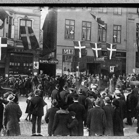 En internationalisering af Flensborg var på tegnebrættet i 1920, men H. P. Hanssen og andre vendte sig klart mod forslaget som stridende mod nationalitetsprincippet og selvbestemmelses-retten: Stemmetallene i Flensborg og i hele 2. zone havde været meget klare og entydige. Ikke at respektere dette var “eventyrpolitik”, skriver Carsten Staur. 