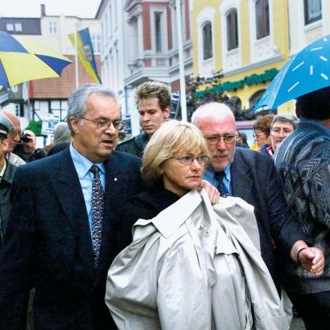 Pia Kjærsgaard føres væk af sin mand, Henrik Thorup, samt næstformanden for SSF, Franz Dittrich, der var politikommissær, den 10. juni 2001 ved Årsmøderne i Flensborg, efter der var opstået tumult som følge af en demonstration, som SSWU og autonome fra Antifascistisk Aktion stod bag.