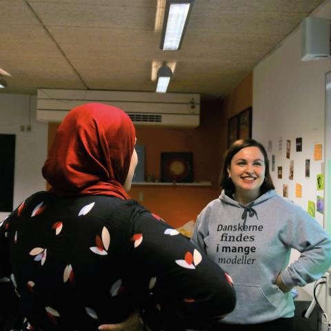 Jasmin fra Afghanistan og Elizaveta fra Rusland fortæller om at have bindestregsidentitet til elever på Aarhus Efterskole.