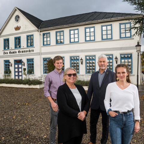 Maylis Rossberg, Tobias Klindt, Hinrich Jürgensen og Gitte Hougaard-Werner mødtes med magasinet Grænsen på Den Gamle Grænsekro ved Christiansfeld. Her gik den gamle grænse fra 1864 til 1920. Maylis Rossberg, Tobias Klindt, Hinrich Jürgensen og Gitte Hougaard-Werner mødtes med magasinet Grænsen på Den Gamle Grænsekro ved Christiansfeld. Her gik den gamle grænse fra 1864 til 1920.