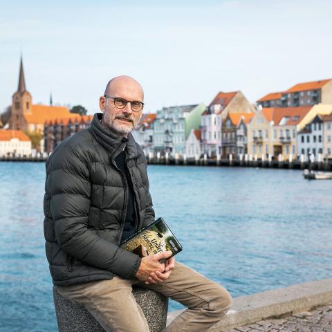 Karsten Skov udgav i 2013 sin første historiske roman, ‘Knacker’, der blev inspiration til filmen ‘I Krig og Kærlighed’. Med ‘Under samme måne’ har han bevæget sig op i tiden. Her fotograferet på Sønderborg Havn, hvortil tusindvis af tyske flygtninge ankom i foråret i 1945. Selv bor han i Broager.