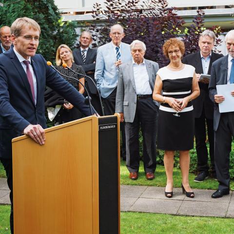 Den slesvig-holstenske ministerpræsident Daniel Günther (tv.) holdt tale ved Henrik Becker-Christensens (th.) afskedsreception i 2017.