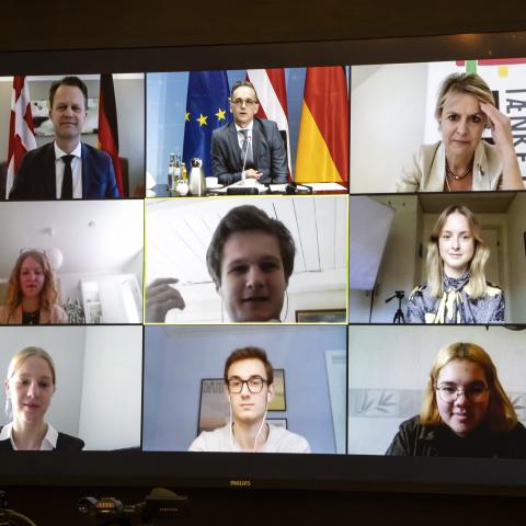 Udenrigsministrene Jeppe Kofod (S) og Heiko Maas (SPD) mødte med Lykke Friis som moderator Grænseforeningens Elevambassadører Martje Hinrichs (A.P. Møller Skolen), Hans Fedder Kley (Deutsches Gymnasium für Nordschleswig), Liv Bredo Schrøder (Deutsches Gymnasium für Nordschleswig), Lucca Mikkelsen (Duborg-Skolen), Daniel Schlüter Schrøder (Deutsches Gymnasium für Nordschleswig) og Simke Bury (Duborg-Skolen) (fra venstre top). Udenrigsministrene Jeppe Kofod (S) og Heiko Maas (SPD) mødte med Lykke Friis som moderator Grænseforeningens Elevambassadører Martje Hinrichs (A.P. Møller Skolen), Hans Fedder Kley (Deutsches Gymnasium für Nordschleswig), Liv Bredo Schrøder (Deutsches Gymnasium für Nordschleswig), Lucca Mikkelsen (Duborg-Skolen), Daniel Schlüter Schrøder (Deutsches Gymnasium für Nordschleswig) og Simke Bury (Duborg-Skolen) (fra venstre top).