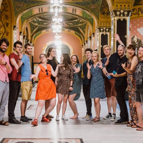 20 unge europæere var tilmeldt det internationale højskoleophold Minority Changemaker Programme i 2021. Her ses et par af dem samlet i Palace of Culture i Targu Mures, Rumænien, i 2019