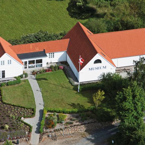Genforenings- og Grænsemuseet åbnede i 1995 og drives i dag af frivillige. Museet ligger ganske tæt på det sted, hvor kong Christian 10. i 1920 under genforenings-fejringerne red forbi på sin hvide hest og samlede en lille pige op.