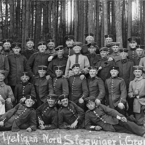 “De Lystigen Nord Schleswiger” står der på dette foto af dansksindede nordslesvigere under aftjening af værnepligt i Danzig inden udbruddet af Første Verdenskrig. Teksten er formentlig skrevet demonstrativt fejlagtigt på tysk, hedder det i bogen ‘I Ildlinjen’. Krigsdagbogens forfatter, Hans Chr. Brodersen, ses med det blå kryds til højre i billedet.