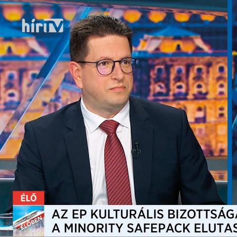 “Det ville være dejligt, hvis Danmark giver sin støtte. Danmark har en stærk stemme og bør gøre brug af den”, siger Loránt Vincze, der er præsident for FUEN om sine forhåbninger om en dansk henvendelse til EU-Kommissionen om det europæiske borgerinitiativ, Minority SafePack Initiative. Her fotograferet på ungarsk tv, hvor han interviewes om borgerinitiativet.