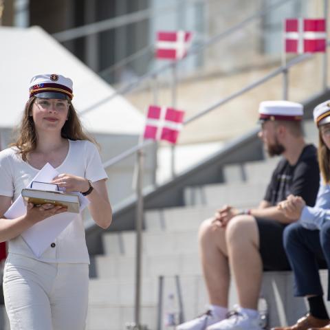 Torsdag og fredag bliver årets studenter i Sydslesvig fejret. Her er det tre studenter fra A.P. Møller Skolen i Slesvig, der afholdt dimission torsdag eftermiddag.