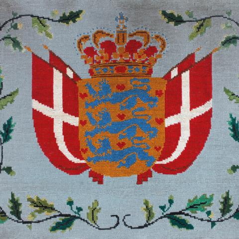 “I perioden omkring Genforeningen brugte mange kvinder broderiet til at fortælle om deres danske tilhørsforhold, f.eks. ved at brodere et Dannebrogsflag på en pude. Det var en slags stille protest”, siger Kirsten Rykind-Eriksen. 