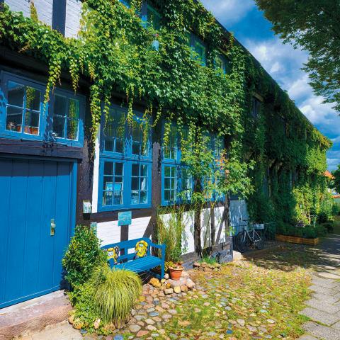 Flensborg er kendt for havnen, Istedløven, den gode rom og meget andet godt. Men Flensborgs hyggelige baggårde fra byens stolte fortid som søfartsby er også værd at gå på opdagelse i.