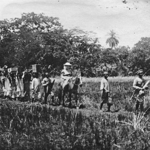 Emma Jebsen, datter af en reder i Aabenraa, på safari. Hun var gift med Theodor von Hassel, der var farmer i Tysk Østafrika. Deres søn Kai-Uwe von Hassel (1913-1997) blev senere Slesvig-Holstens ministerpræsident, tysk forsvarsminister og præsident for Forbundsdagen.