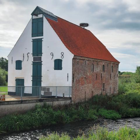 Vandreruten Marskstien går langs Vidåen, hvor man som vandrer passerer Bachmanns Vandmølle, der blev anlagt i 1598 og drevet frem til 1955. 