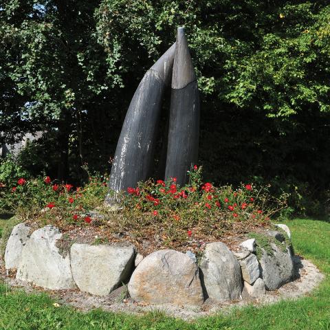 Ved Nyhus nordvest for Flensborg er Hærvejens forløb markeret med en skulptur af krydsede oksehorn. 