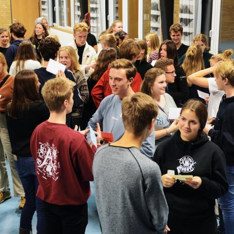 Danske elever motiveres af at møde unge på deres egen alder, for hvem tysk er en integreret del af hverdagen. Det mener man i det danske mindretal og det tyske mindretal, som er gået sammen med Grænseforeningen om projektet Elevambassadørerne, der består af gymnasieelever fra både nord og syd for grænsen, som kommer ud på danske gymnasier for at oplyse om mindretallene. På billedet ses en klasse fra Aurehøj Gymnasium i Hellerup fra et møde med Elevambassadørerne på Jaruplund Højskole i Sydslesvig i 2017. Danske elever motiveres af at møde unge på deres egen alder, for hvem tysk er en integreret del af hverdagen. Det mener man i det danske mindretal og det tyske mindretal, som er gået sammen med Grænseforeningen om projektet Elevambassadørerne, der består af gymnasieelever fra både nord og syd for grænsen, som kommer ud på danske gymnasier for at oplyse om mindretallene. På billedet ses en klasse fra Aurehøj Gymnasium i Hellerup fra et møde med Elevambassadørerne på Jaruplund Højskole i Sydslesvig i 2017.
