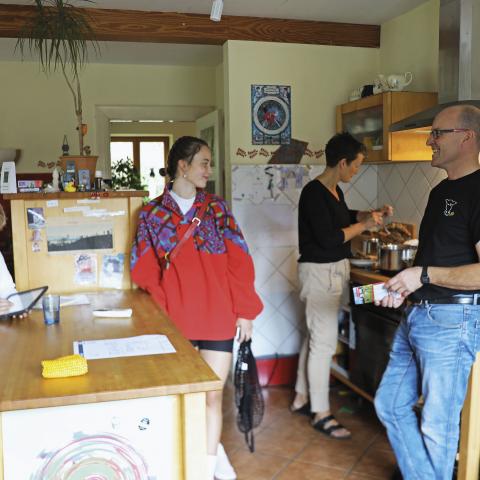 Familien Heimrath Jacobsen samler sig hver dag om en varm frokost i det lyse køkkenalrum, der udgør hjertet i familiens hus. Samtalen foregår på tysk. “Vi er en tysk familie herhjemme”, siger Frank Jacobsen.