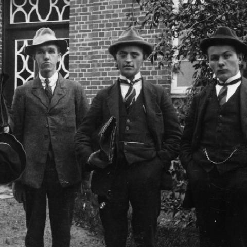 De fire unge lærerstuderende var en del af de i alt 33 unge mænd, der ankom til Jelling i 1919. De 33 studerende kom fra henholdsvis seminarierne i Tønder og Haderslev, som dengang var en del af Preussen.  De fire unge lærerstuderende var en del af de i alt 33 unge mænd, der ankom til Jelling i 1919. De 33 studerende kom fra henholdsvis seminarierne i Tønder og Haderslev, som dengang var en del af Preussen.