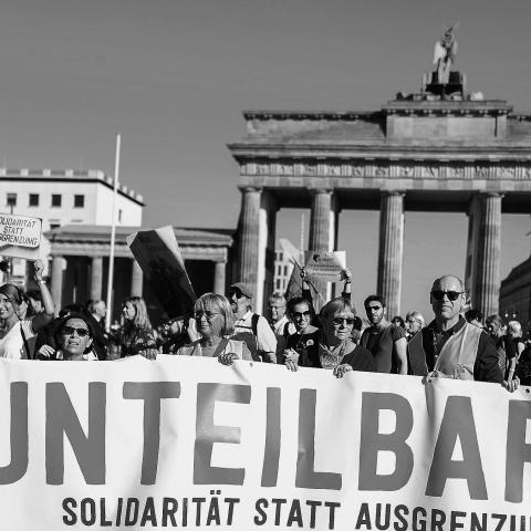 Selv om det højrepopulistiske parti Alternative für Deutschland (AfD) nu ser ud til at kunne etablere sig som et mere varigt parti i Forbundsdagen efter det netop overståede forbundsdagsvalg, så er der ikke alvorlig fare på færde i det tyske demokrati, skriver Friis Arne Petersen i sin anmeldelse af ‘Kampen om midten’.