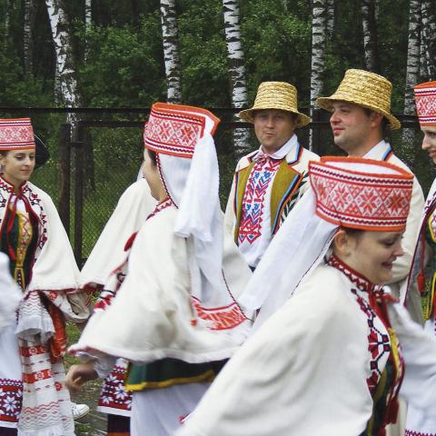 “Der findes lande i Europa, hvor man desværre fra offentligt hold forsøger at begrænse mindretals muligheder for fri sindelagsbekendelse. Det er ikke tilladt, men det sker”, siger Tove Malloy. På billedet er det det hviderussiske mindretal i Rusland, der byder op til dans.