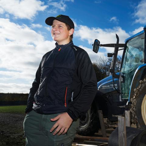 Simon Wenzel, der stammer fra Sydslesvig, går på Bråskovgård Efterskole i Hornsyld syd for Horsens. Han har valgt landbrugslinjen.