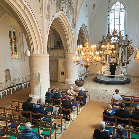 Sognepræst Mai-Britt Josephsen, der forestår gudstjenesten på denne allehelgenssøndag i Helligåndskirken i Flensborg, taler om sorgen og håbet til de fremmødte kirkegængere.