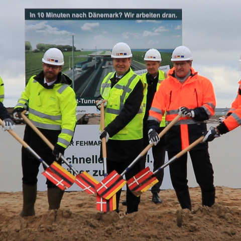 Mikkel Hemmingsen, direktør i Sund & Bælt, Benny Engelbrecht (S), Danmarks transportminister, Enak Ferlemann (CDU), parlamentarisk statssekretær, Bernd Buchholz (FDP), Slesvig-Holstens transportminister, og Stefan Krenz, Die Autobahn GmbH des Bundes, foretog mandag den 29. november første spadestik på tysk side til Femern Bælt-forbindelsen.