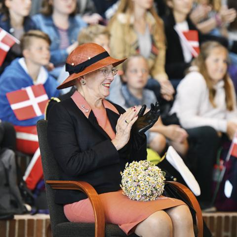 Dronning Margrethe klapper begejstret over den unge gymnasiepiges tale ved besøget på Duborgskolen i Flensborg i september 2019.