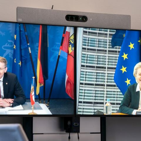 Slesvig-Holstens ministerpræsident Daniel Günther (CDU) mødtes mandag med EU-Kommissionsformand Ursula von der Leyen via en videforbindelse.   Slesvig-Holstens ministerpræsident Daniel Günther (CDU) mødtes mandag med EU-Kommissionsformand Ursula von der Leyen via en videforbindelse.