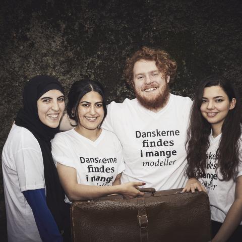 Grænseforeningens Kulturmødeambassadører, der er et korps af unge med mindretalsbaggrund, der tilbyder dialogmøder om identitet og danskhed til højskoler, udskolingen, uddannelser, organisationer, virksomheder m.fl. Grænseforeningens Kulturmødeambassadører, der er et korps af unge med mindretalsbaggrund, der tilbyder dialogmøder om identitet og danskhed til højskoler, udskolingen, uddannelser, organisationer, virksomheder m.fl.