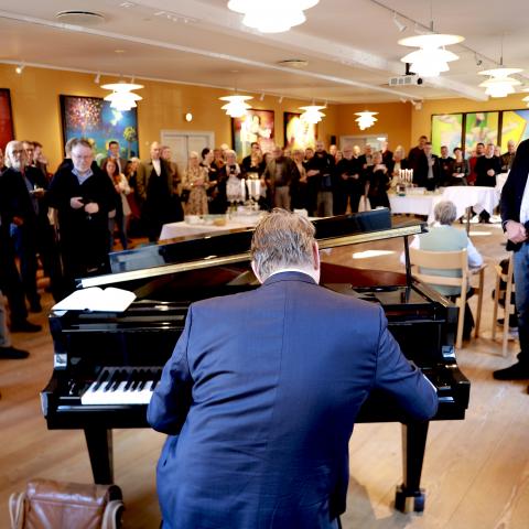 Musiker Sigurd Barrett spillede "Hymn To Freedom" af Oscar Peterson ved Knud-Eriks Therkelsens afskedsreception.