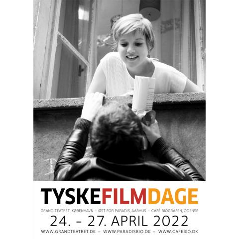 Tyske Filmdage kan opleves i Grand Teatret, København, Øst for Paradis, Aarhus, og Café Biografen, Odense, fra den 24 til 27. april 2022. Billedet på plakaten er fra filmen 'Lieber Thomas', 2021.