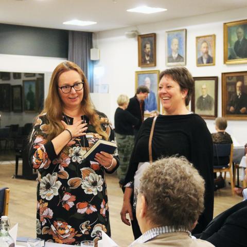 Angela Jensen (tv) er mor til Livia, der er gymnasieelev på Duborg-Skolen. Sammen med Livia og Livias far, Kay Wohlsen, var de den ene af to sydslesvigske familier, der i februar fortalte deres historie om valget mellem dansk og tysk på Folkehjem i Aabenraa. Til højre ses Gunvor Vestergaard, projektleder i Grænseforeningen. Angela Jensen (tv) er mor til Livia, der er gymnasieelev på Duborg-Skolen. Sammen med Livia og Livias far, Kay Wohlsen, var de den ene af to sydslesvigske familier, der i februar fortalte deres historie om valget mellem dansk og tysk på Folkehjem i Aabenraa. Til højre ses Gunvor Vestergaard, projektleder i Grænseforeningen.