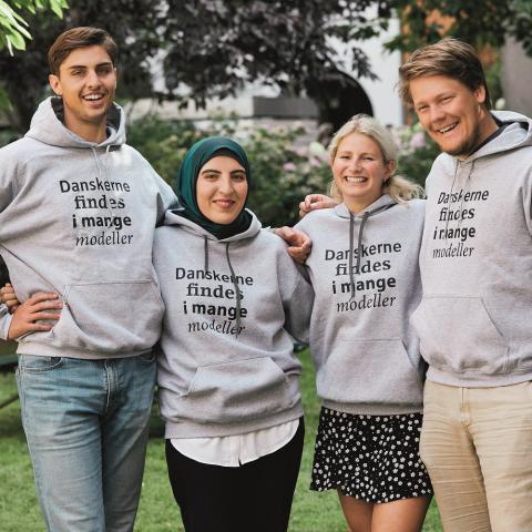 Erfaringerne fra det dansk-tyske grænseland kan bruges i mødet med herboende ukrainere og russere. Og det bør de. Det mener Maya Bram Sommer, Maria Lindahl Strøm og Gunvor Vestergaard, der er projektlederne for henholdsvis Grænseforeningens Kulturmøde-ambsssadører, højskoleopholdet Minority Changemaker Programme og Grænseforeningens Elevambassadører. 