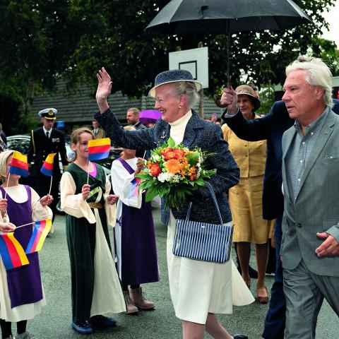 Dronning Margrethe besøgte det frisiske mindretal under sit besøg i Sydslesvig i september 2019. Her ses hun ved Risum Skole/ Risem Schölj sammen med daværende formand for Frisisk Forening, Bahne Bahnsen. “Det vakte megen glæde hos friserne, at de i denne forbindelse ikke blev glemt”, skriver Jørgen Kühl.