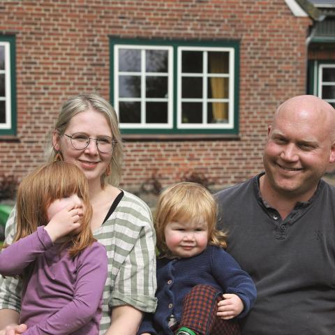 Hjemme hos Marie Hahn og Dietrik Barkmeijer vokser børnene op med både nord- og vestfrisisk sprog. “Jeg taler vestfrisisk, Marie taler nordfrisisk. På den måde er vores hverdag tosproget”, siger Dietrik.