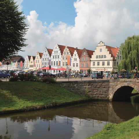 Tag en afslappende bådtur gennem Frederiksstads mange kanaler. Du kan også besøge Paludanushuset, der er det danske mindretals forsamlingshus i byen. 
