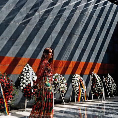 Den 2. august er den årlige europæiske mindedag for de mere end 500.000 sintier og romaer, der mistede livet under Anden Verdenskrig som følge af den nazistiske holocaust. Dagen blev markeret ved monumenter i hele Europa, bl.a. Rumæniens hovedstad, Bukarest. 