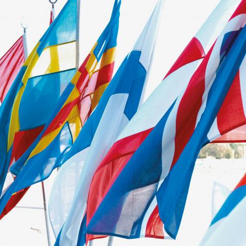 “Henningsen skriver kritisk og kærligt om de nordiske lande”, skriver Anna Sandberg i sin anmeldelse af ‘Die Welt des Nordens’.